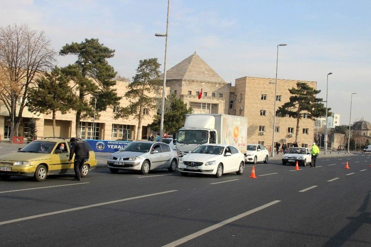 Kayseri\'de polis ekiplerinin denetimleri sürüyor