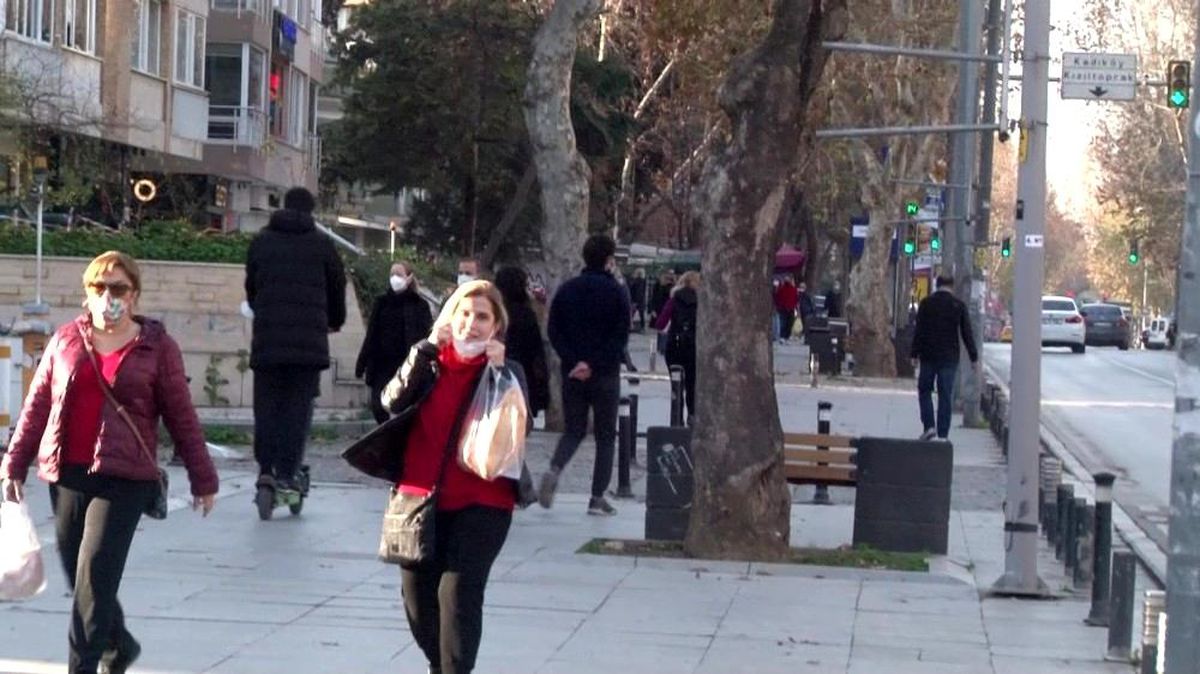 Kısıtlamaya rağmen Bağdat Caddesi\'ndeki yoğunluk pes dedirtti