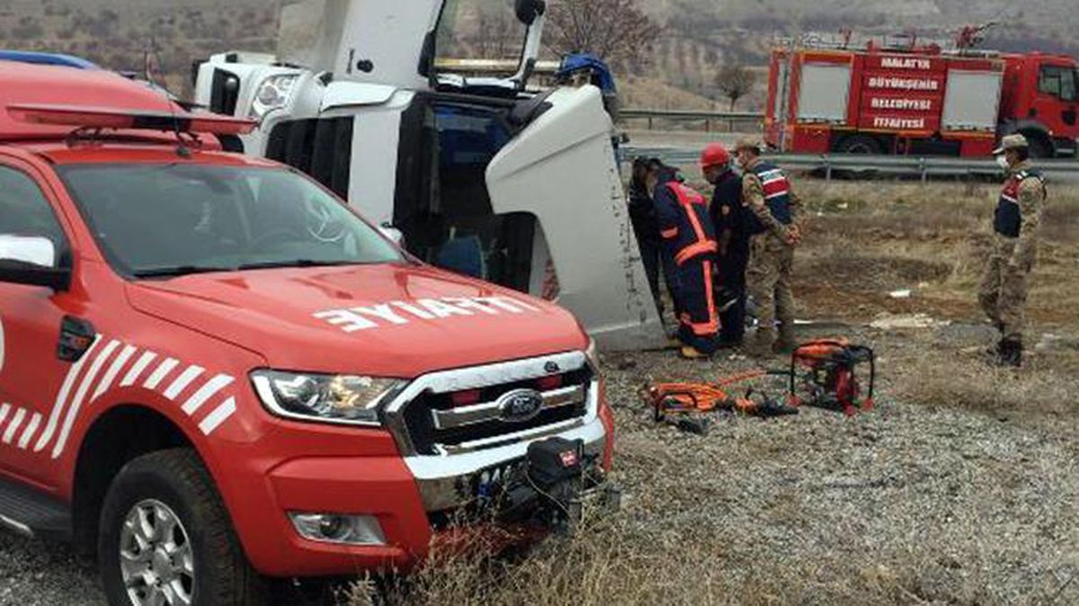 Kontrolden çıkarak şarampole devrilen TIR\'ın sürücüsü, hayatını kaybetti