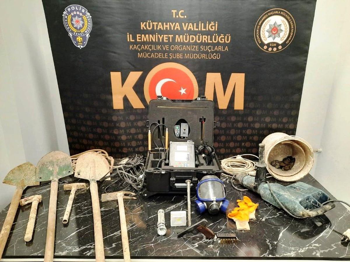 Kütahya\'da bir iş işyerinin avlusunda yapılan kaçak kazıya suçüstü