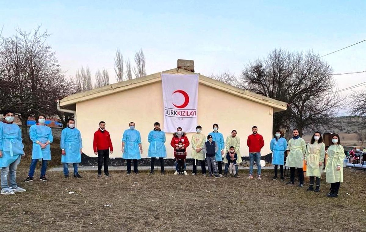 Kütahya Genç Kızılay gönüllülerinden köy okulunda bakım ve onarım çalışması