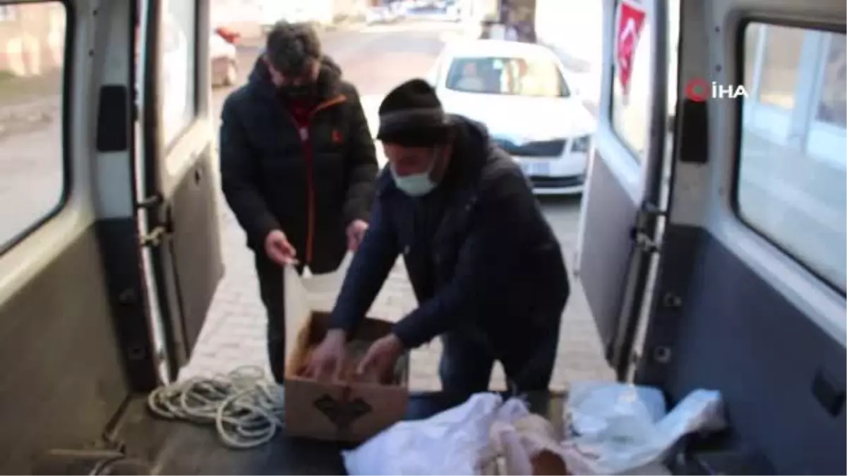 Oltulu hayvanseverler doğadaki kuşlara yem bıraktılar