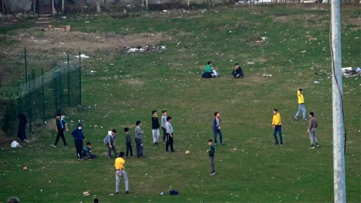 Sokağa çıkma kısıtlamasında piknik yaptılar, polisi görünce kaçtılar