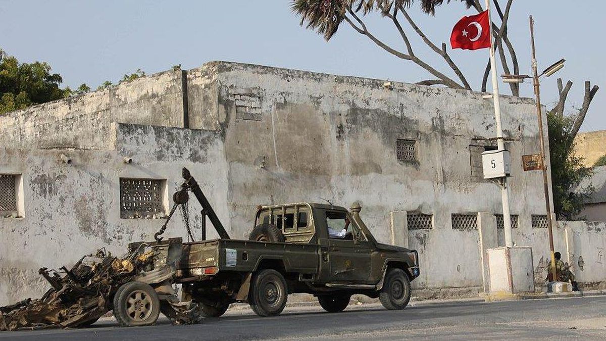 Somali\'nin başkenti Mogadişu\'da intihar saldırısı: 2 Türk vatandaşı öldü