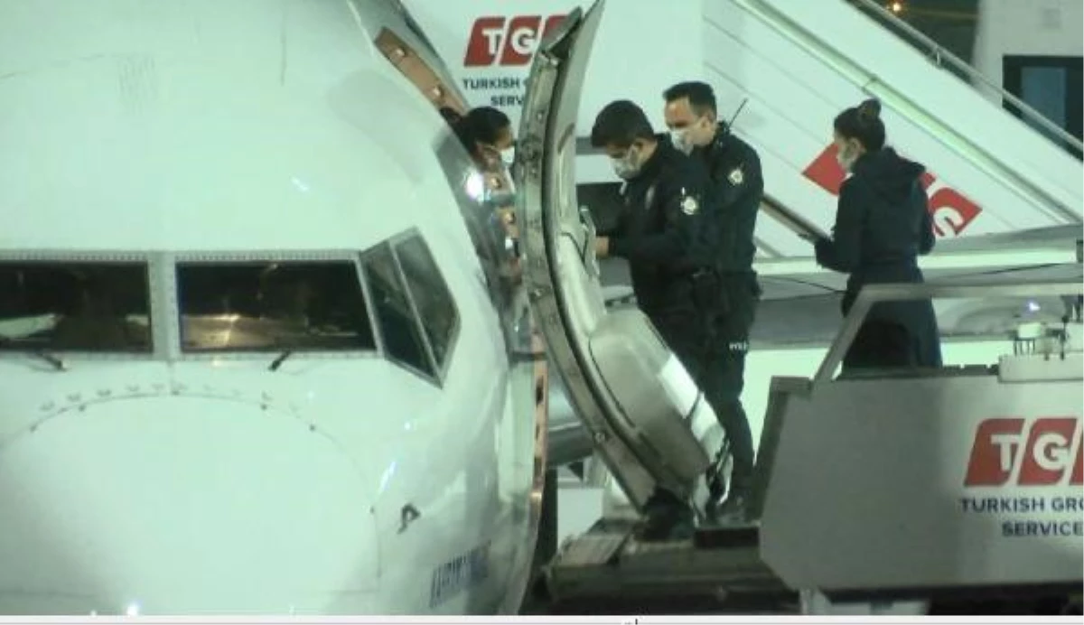 Polis ekipleri, sigara içerken yakalanan yolcuyu uçağın kapısından aldı
