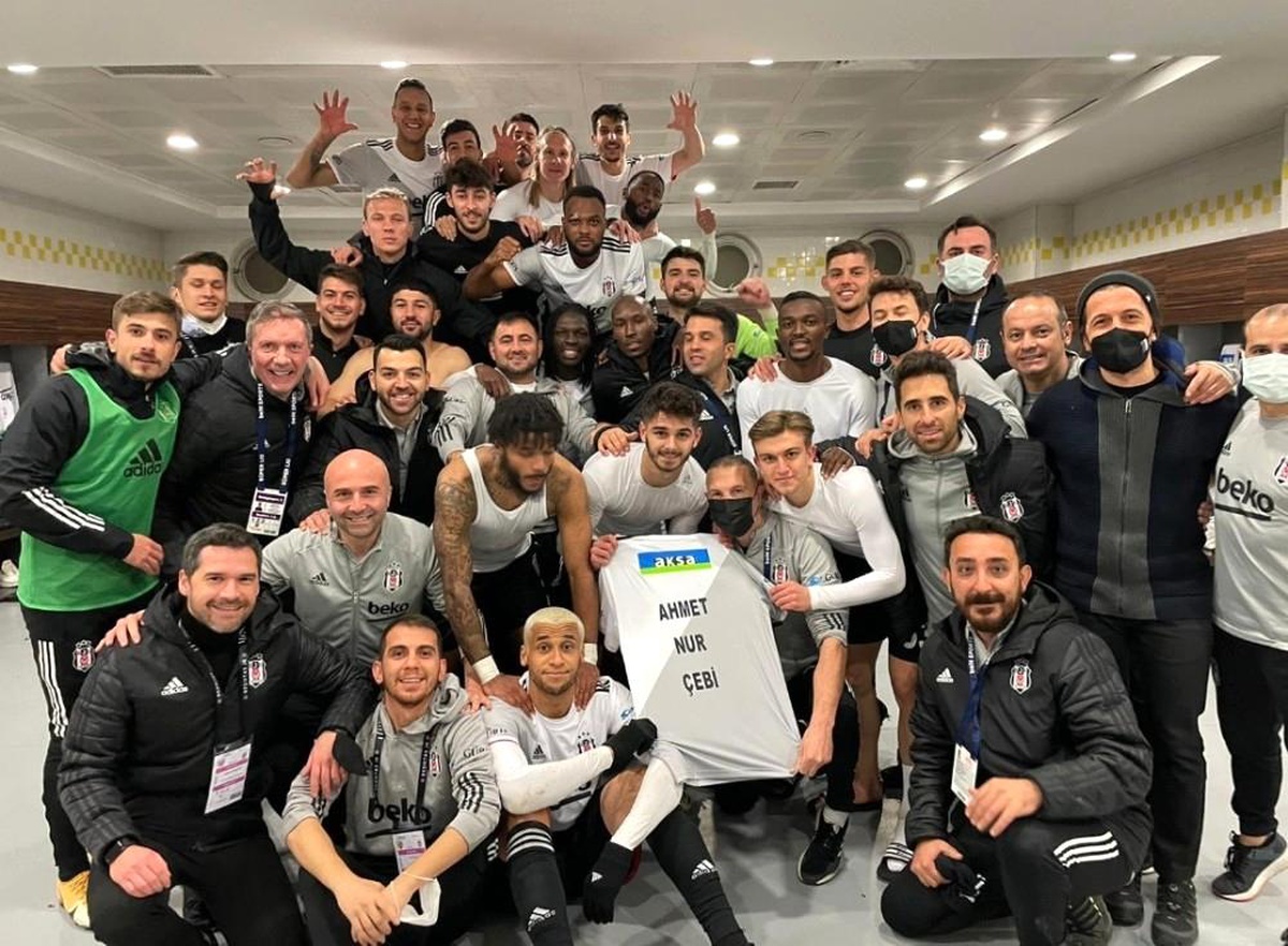 Beşiktaşlı futbolcular galibiyeti Başkan Çebi\'ye armağan etti