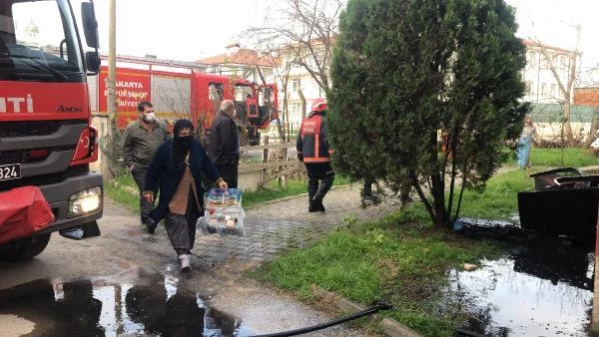 Dumanların sardığı binaya giren kahraman kadın, muhabbet kuşunu kurtardı