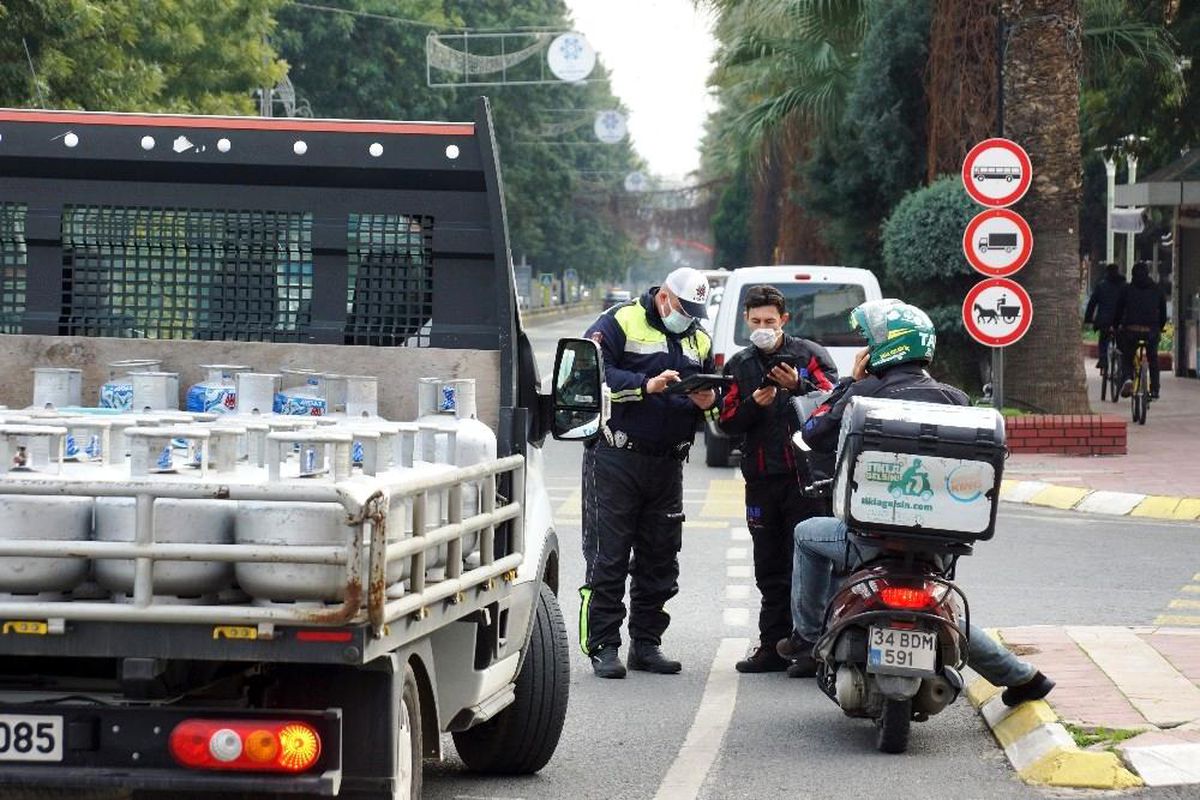 Efeler\'de polis ekipleri denetimlerine devam ediyor