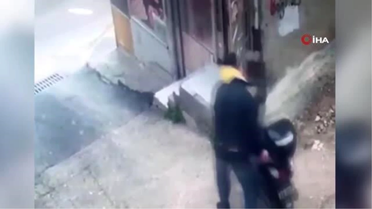Bursa\'da güpegündüz motosiklet hırsızlığı kamerada