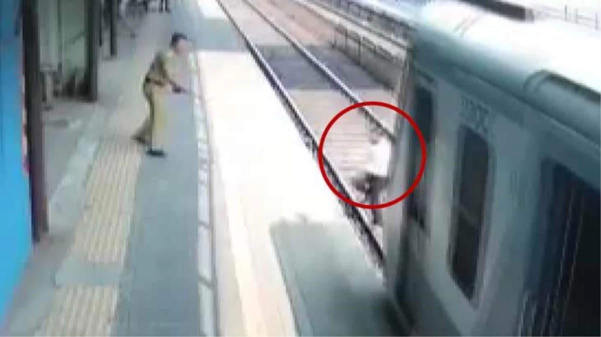 Ayakkabısını düşüren adam, trenin altında kalmaktan son anda böyle kurtuldu