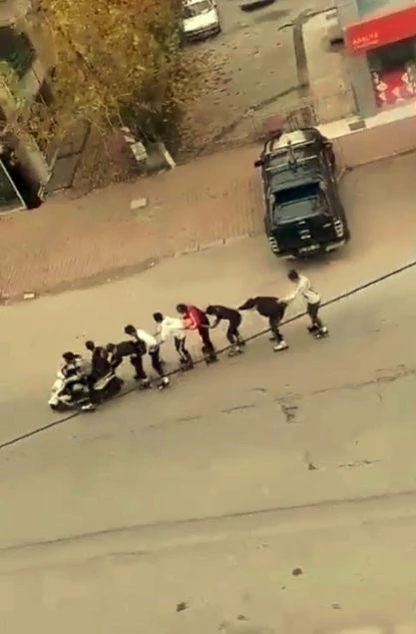 Son Dakika | Kaykaycı gençler motosikletin arkasında 8 kişilik kuyruk yapıp tur attı...O anlar kamerada