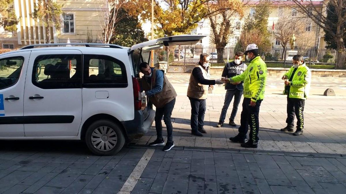 Son dakika haber... Kısıtlamada görev yapan polislere çorba ikramı