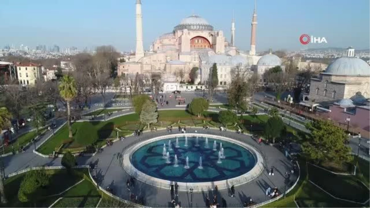 Kısıtlamada Sultanahmet Meydanı\'na turist akını