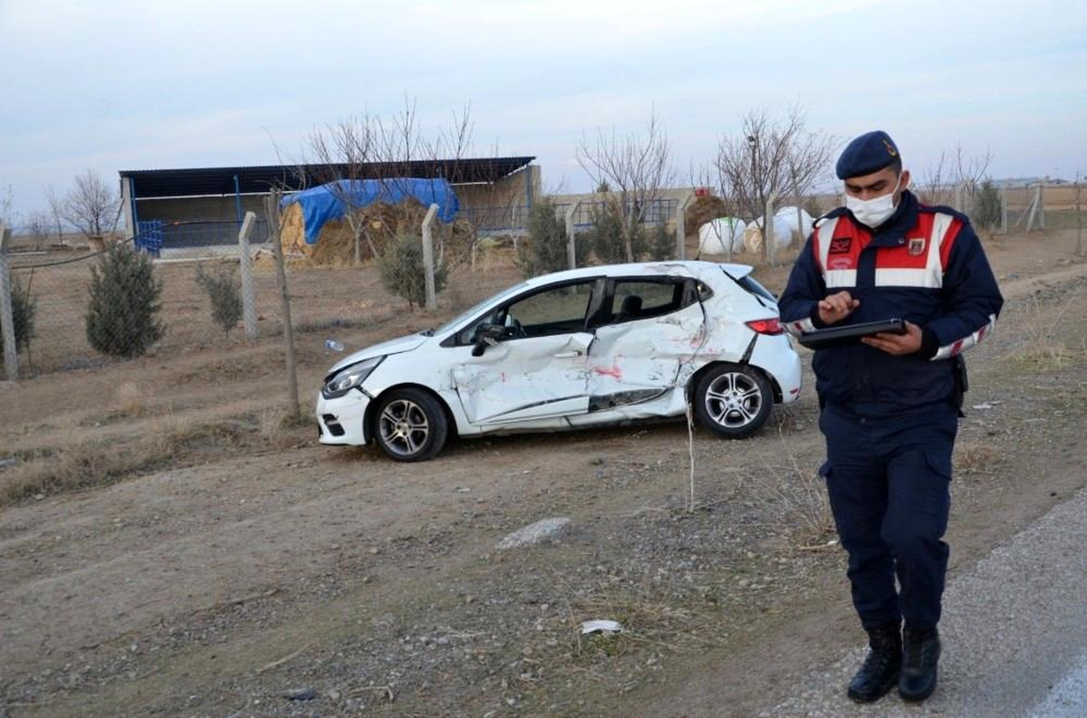 Konya\'da kamyon ile otomobil çarpıştı: 3 yaralı