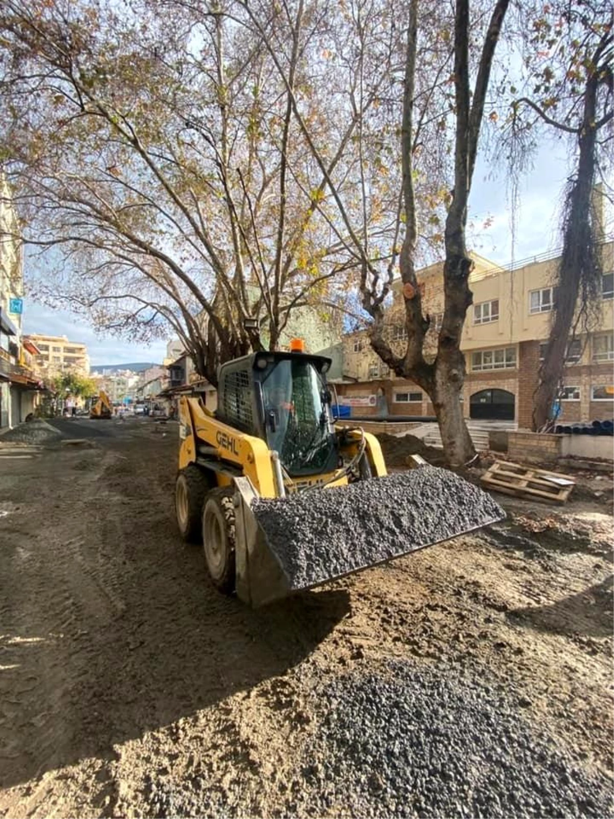 Kuşadası çarşındaki çalışmalar sokağa çıkma kısıtlamasında da devam etti