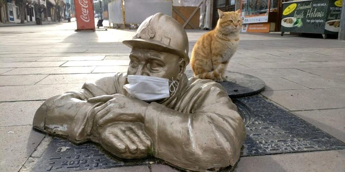 Maskeli işçi heykeli görenleri gülümsetti