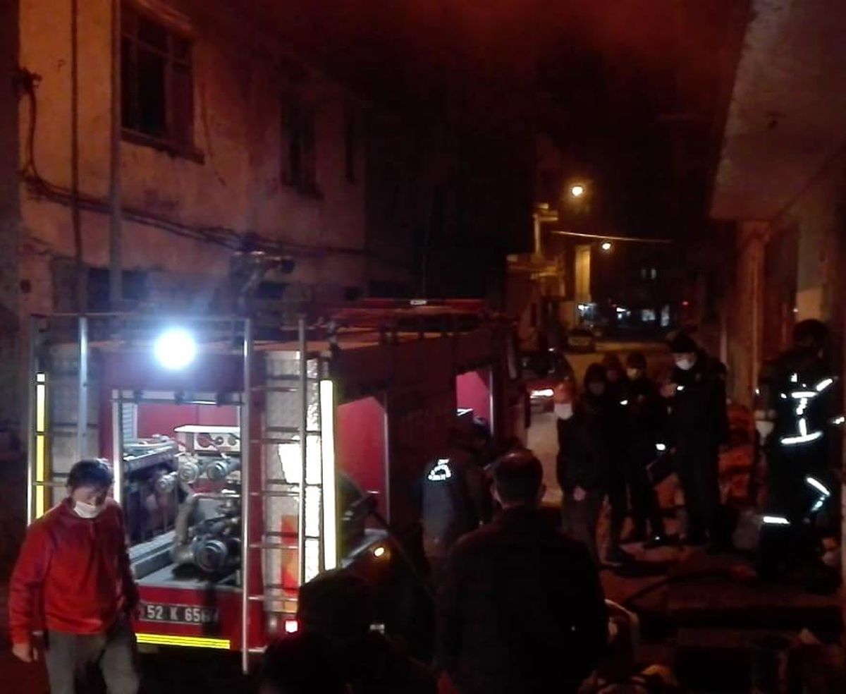 Ordu\'da ev yangını: 2 kişi hastaneye kaldırıldı