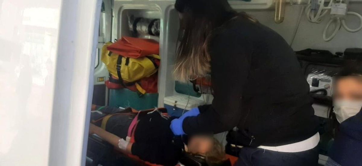 Seyir halindeki motosiklet devrildi: 2 yaralı