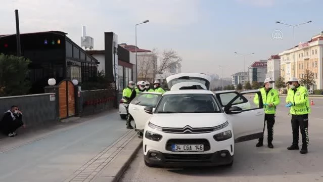 Sokağa çıkma kısıtlamasında ehliyetsiz araç kullanan sürücüye 8 bin 250 lira ceza