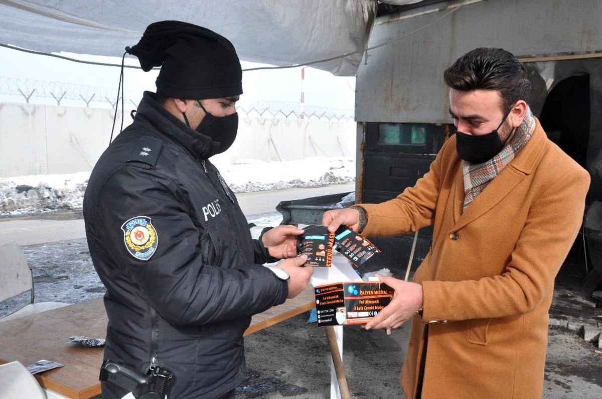 Yüksekovalı iş adamından güvenlik güçlerine kışlık maske