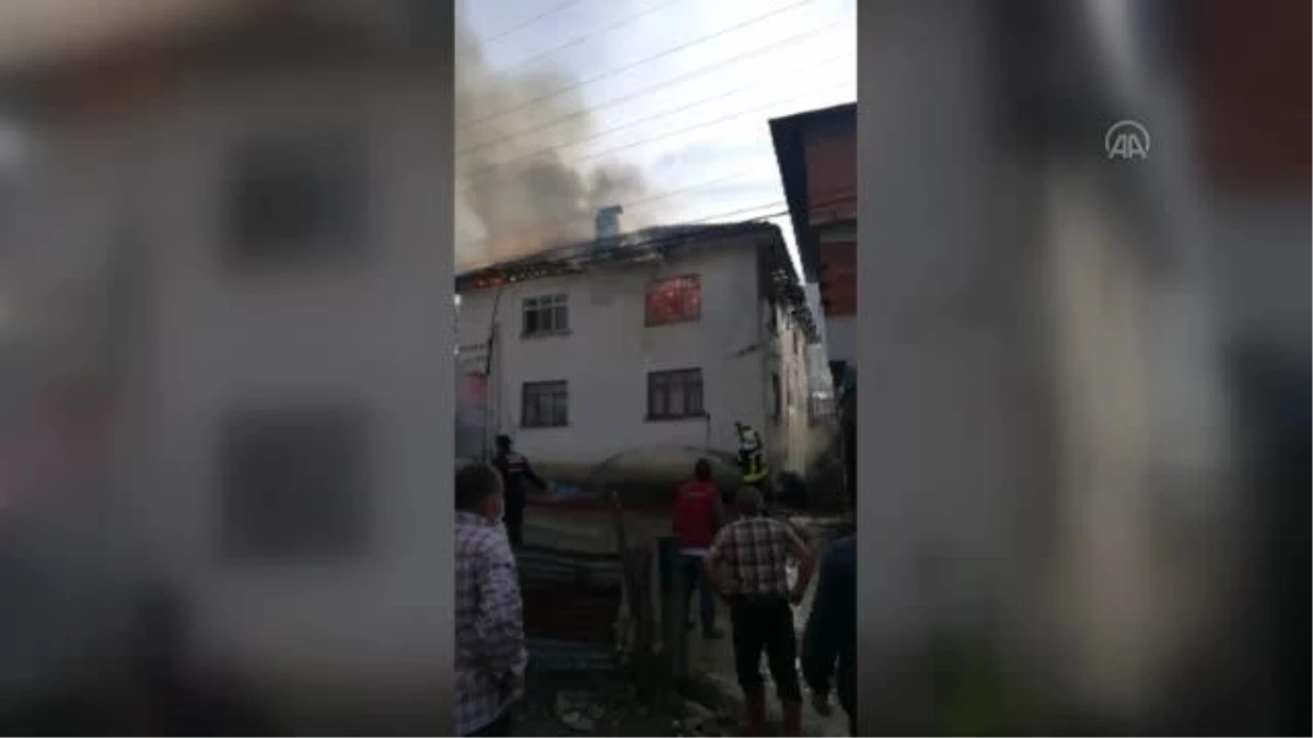 2 katlı evde çıkan yangında dumandan etkilenen yaşlı kadın hastaneye kaldırıldı