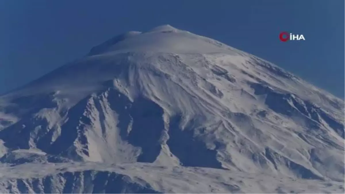 Ağrı Dağı eşsiz manzarası ile göz kamaştırıyor
