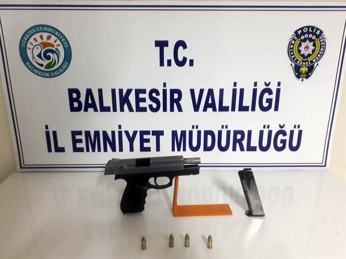 Balıkesir\'de polis 5 aranan şahsı yakalarken 4 silah ele geçirdi