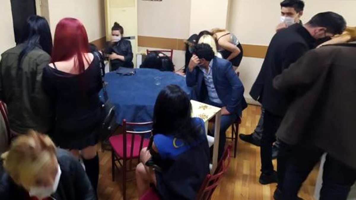 Canlı müzik eşliğindeki alkollü eğlenceye polis baskını! 89 kişiye ceza kesildi