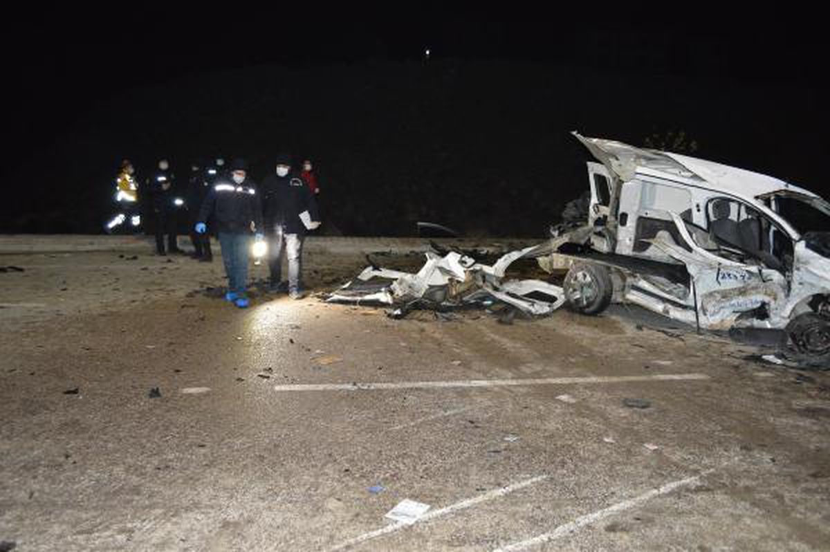 Elazığ\'da hafif ticari araçla otomobil kafa kafaya çarpıştı: 4 ölü, 4 yaralı (2)