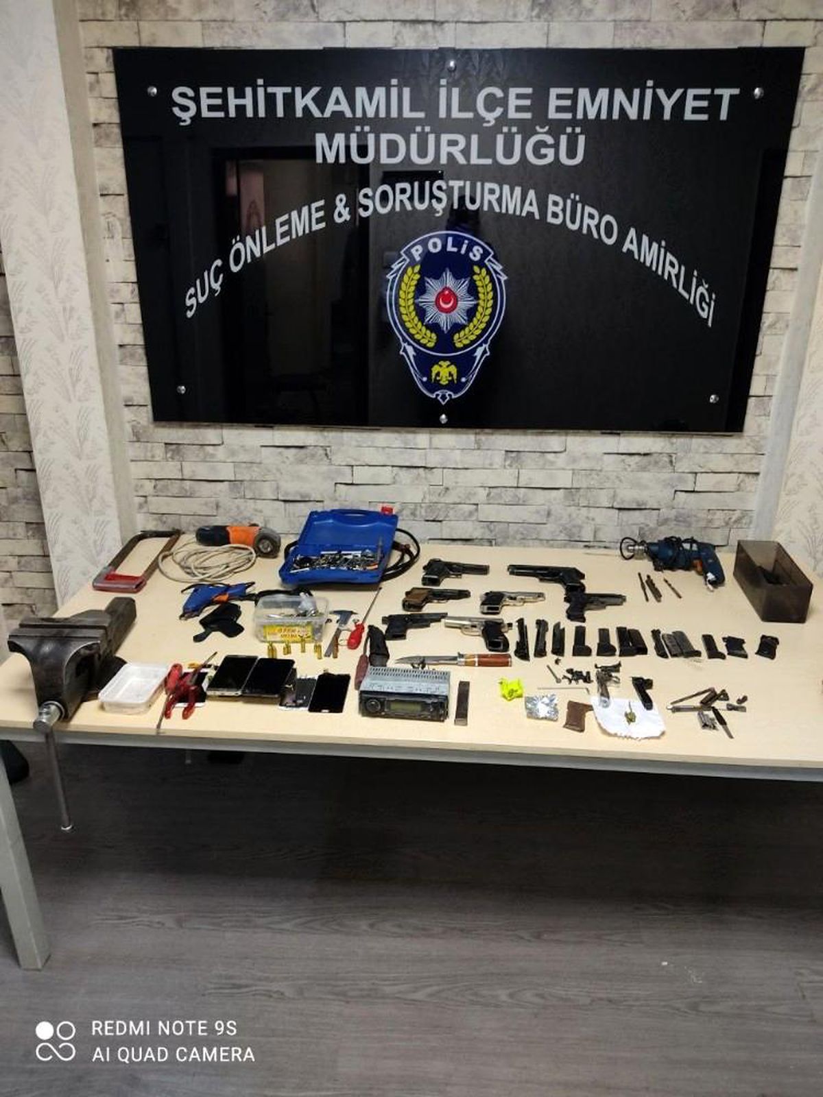 Evini silah atölyesine çevirdi