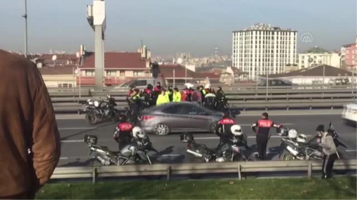 Hafif ticari araca çarpan motosikletli trafik polis yaralandı