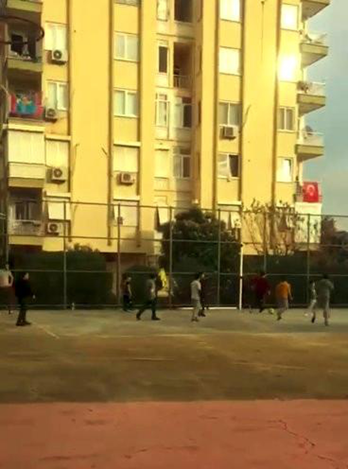 Kaykaycı gençler motosikletin arkasında 8 kişilik kuyruk yapıp tur attı