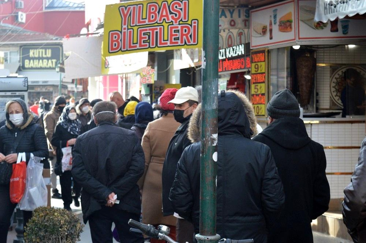 Kısıtlamalar kalktı, sokaklar yine sosyal mesafesiz kaldı
