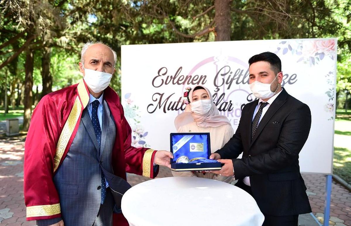 Korona mutluluklarına engel olmadı