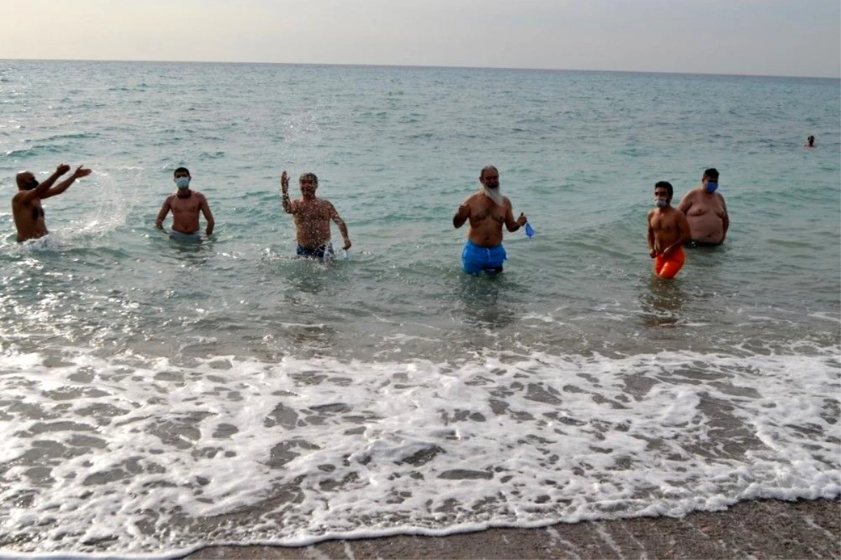 Mersin\'de doğasever grup, kış ortasında denize girme etkinliği düzenledi