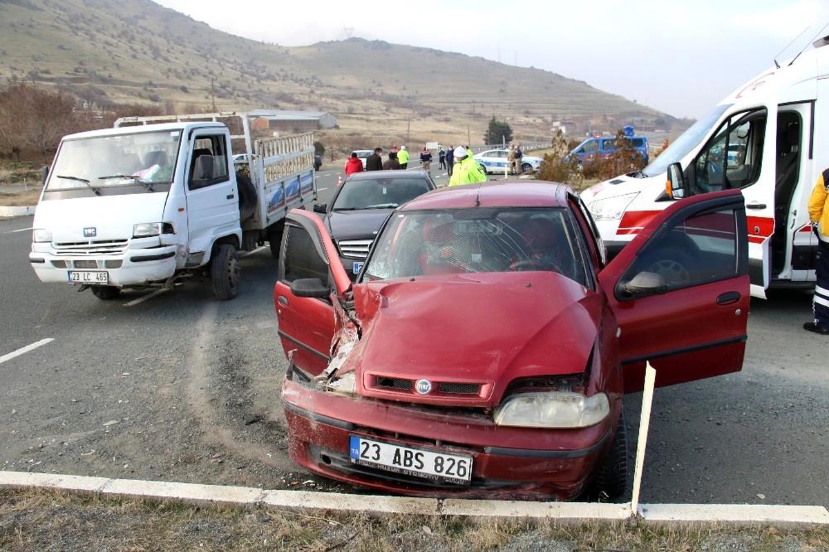 Otomobil ile pikap çarpıştı: 1 yaralı