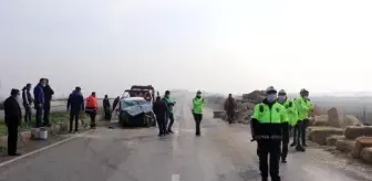 Otomobil ile saman yüklü kamyonet çarpıştı: 3 yaralı