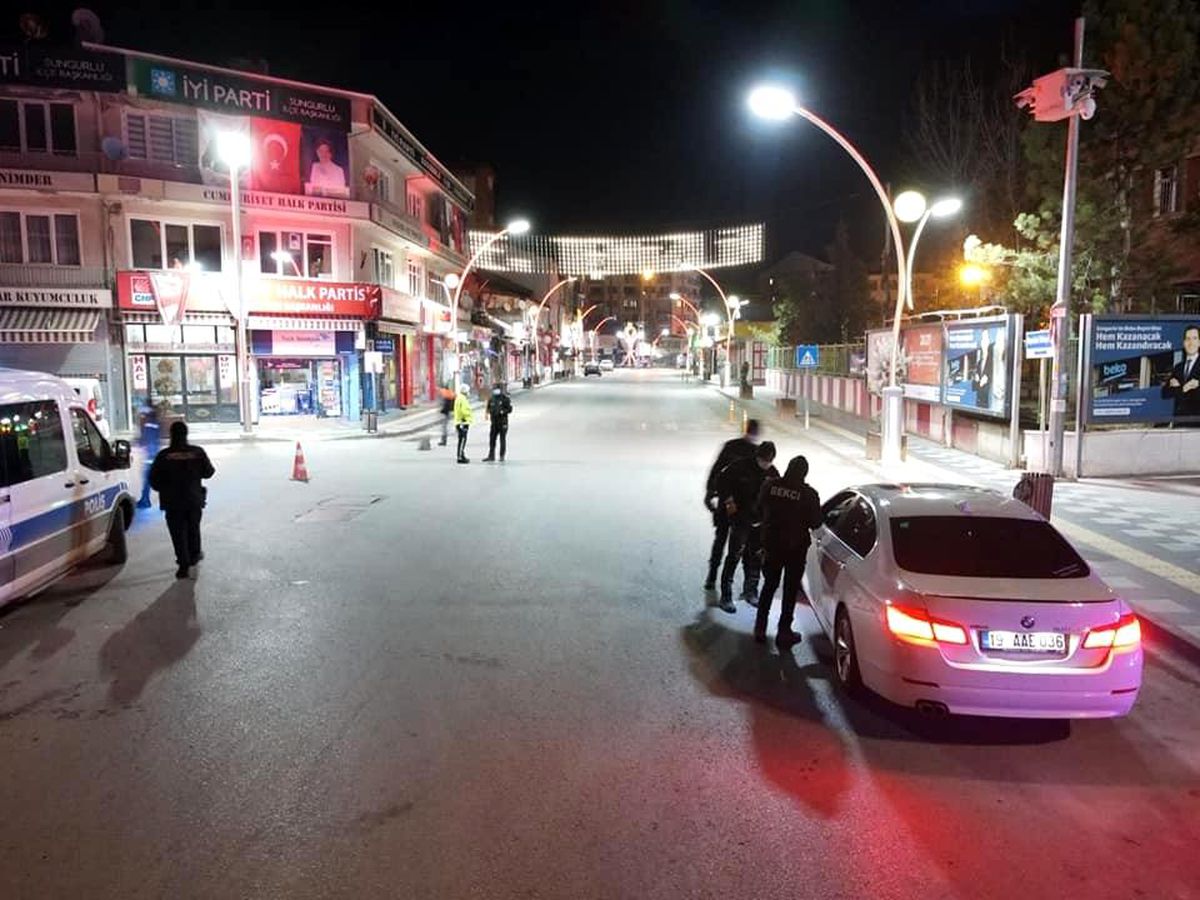 Polisler kısıtlama döneminde ilçede kuş uçurtmadı
