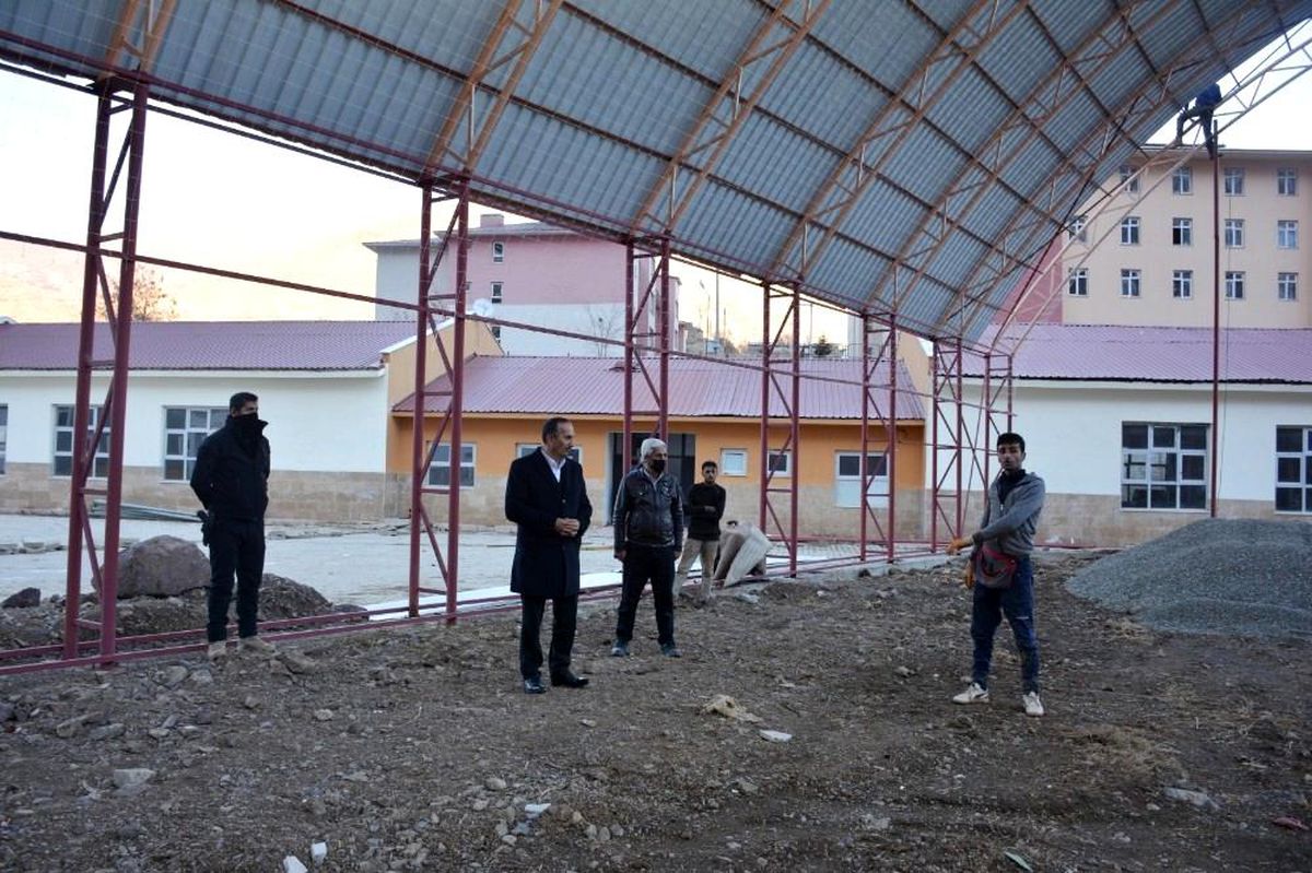 Şemdinli\'de halı saha çalışmaları devam ediyor