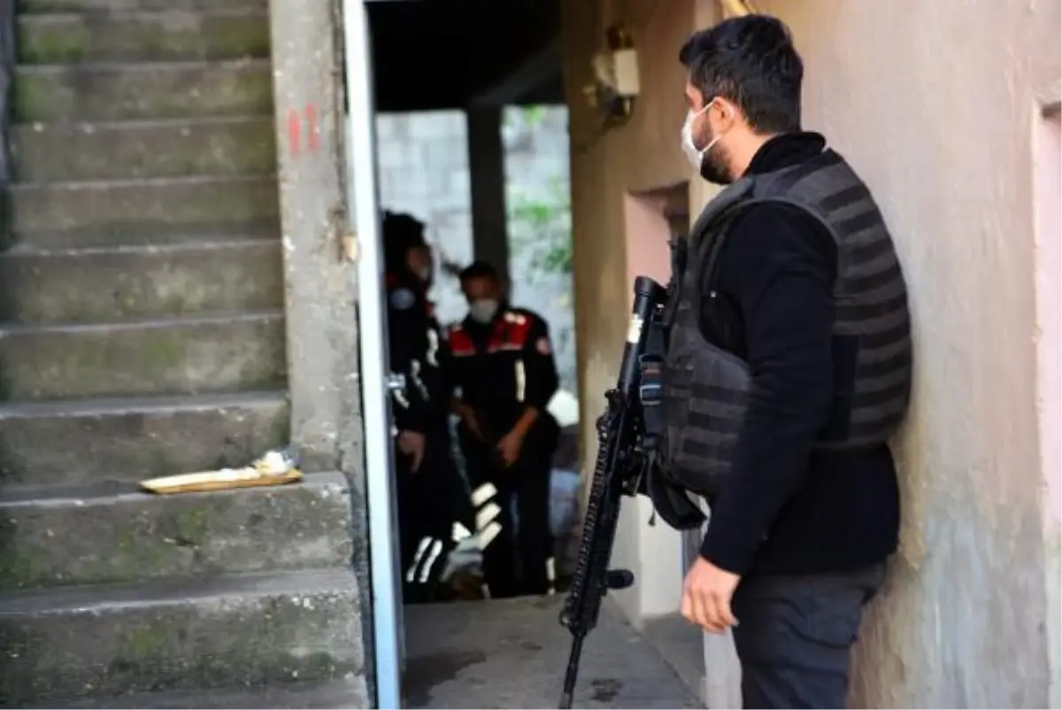 Silah taşıdıkları otomobille \'dur\' ihtarına uymadılar, kaçarken kaza yaptılar