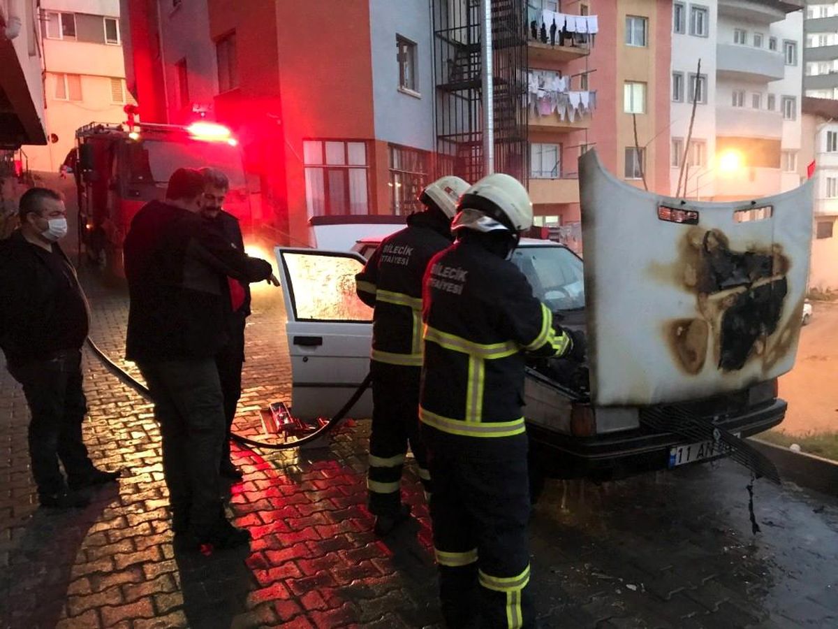 Sürücü kontağı çevirdiği an araç alev alev yandı