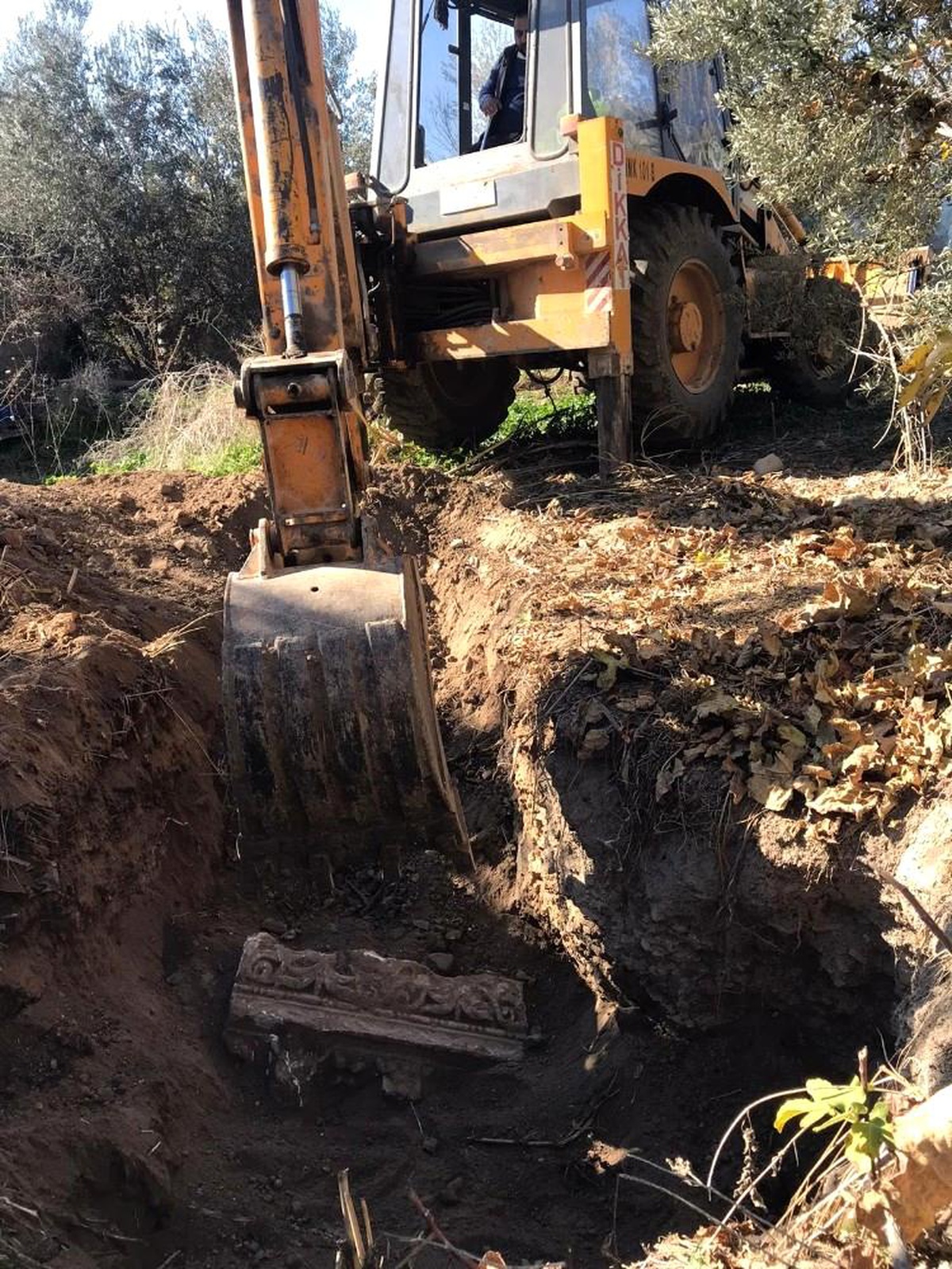 Tarihi eseri satmak için toprağa gömmüş