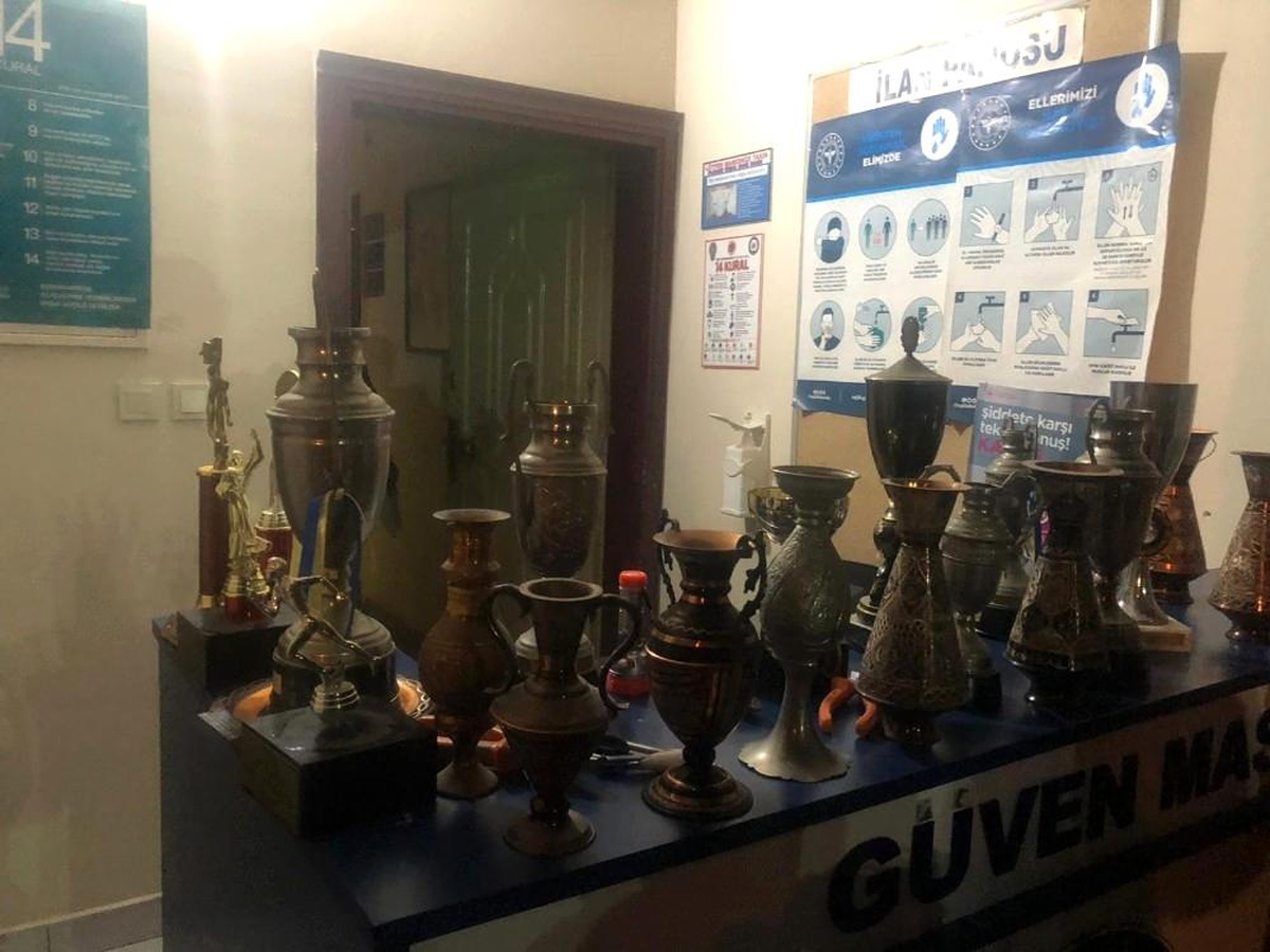Tarihi okulun müzesindeki kupaları çaldılar