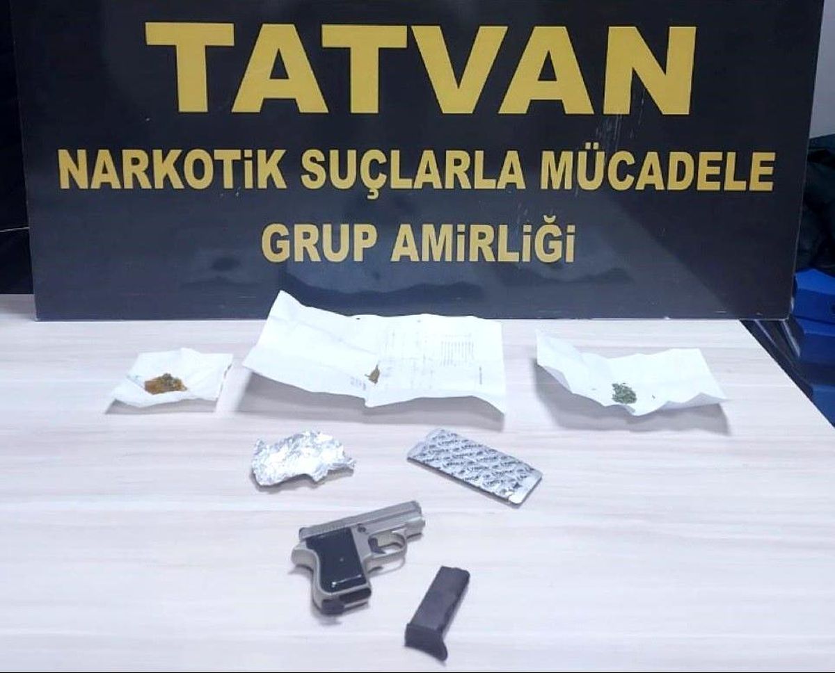 Tatvan\'da uyuşturucu ve silah ele geçirildi
