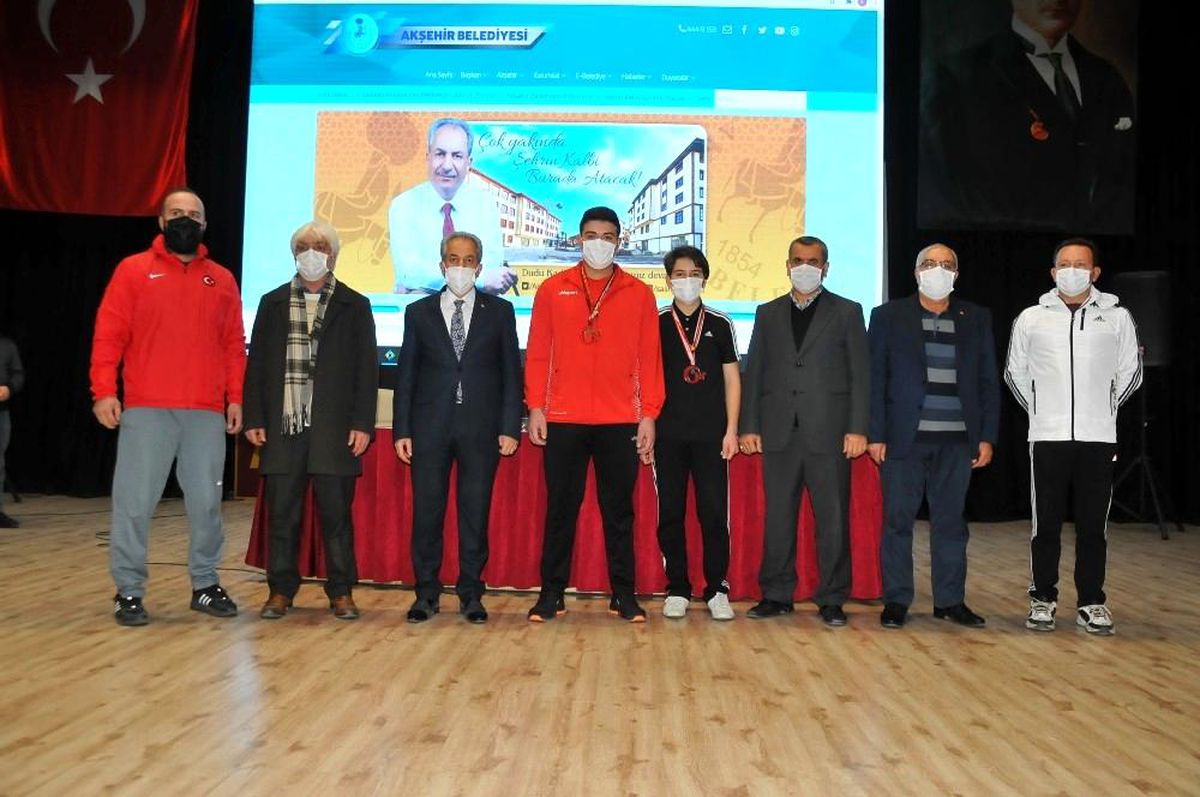 Akşehir Belediyesi\'nden başarılı sporculara ödül