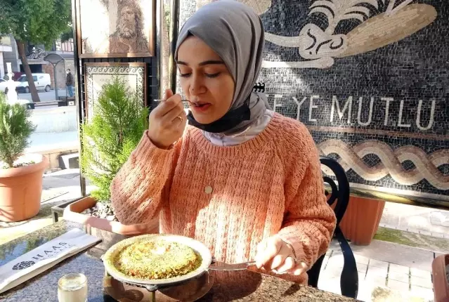 Hatay'da 24 ayar saf altından künefe yapıldı Hatay'da 24 ayar saf altından künefe yapıldı