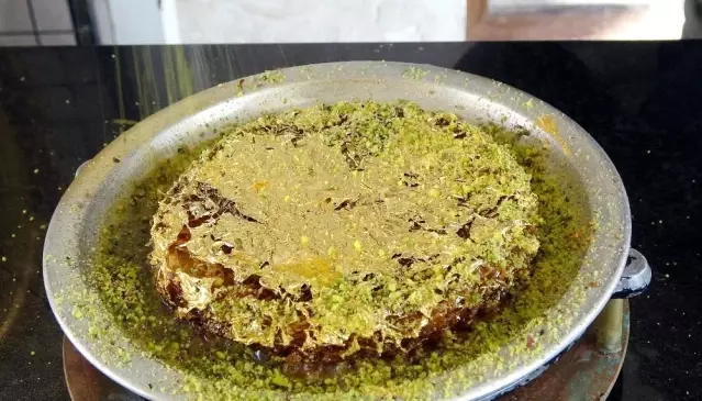 Hatay'da 24 ayar saf altından künefe yapıldı Hatay'da 24 ayar saf altından künefe yapıldı