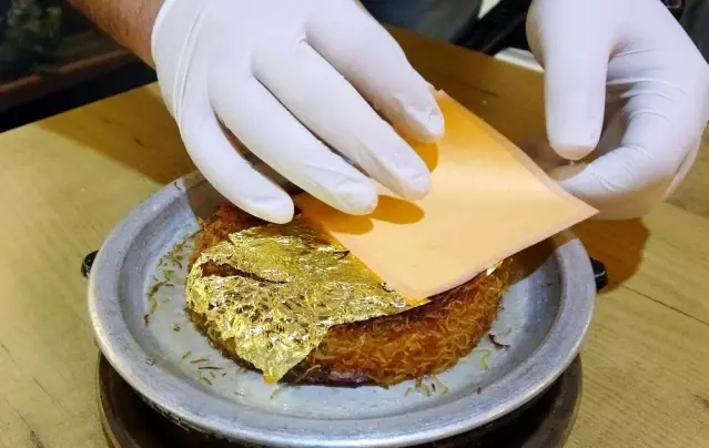 Hatay'da 24 ayar saf altından künefe yapıldı Hatay'da 24 ayar saf altından künefe yapıldı