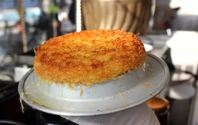 Hatay'da 24 ayar saf altından künefe yapıldı Hatay'da 24 ayar saf altından künefe yapıldı