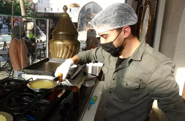 Hatay'da 24 ayar saf altından künefe yapıldı Hatay'da 24 ayar saf altından künefe yapıldı